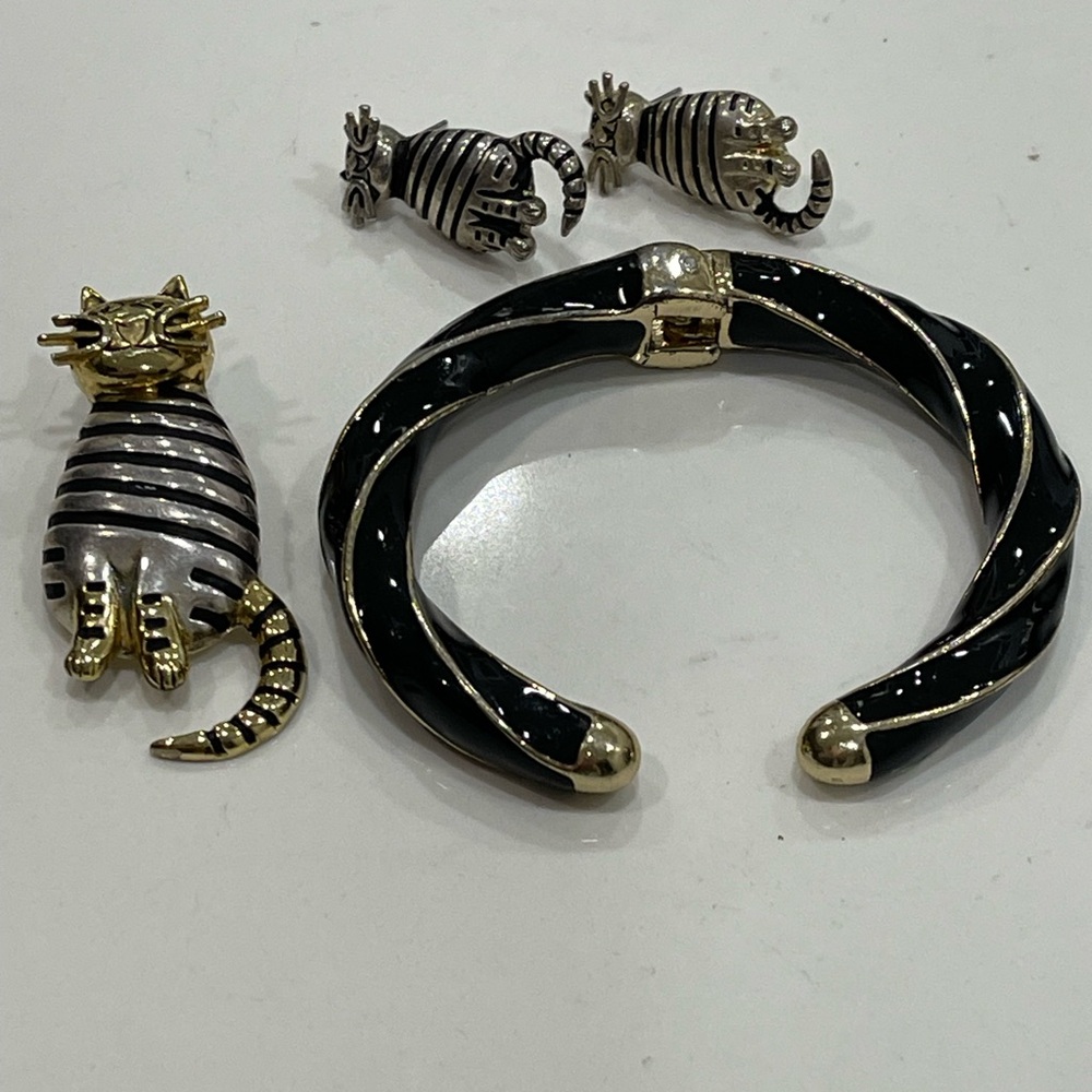 KITTY CAT PIERCED EARRINGS PENDANT BRACELET SET